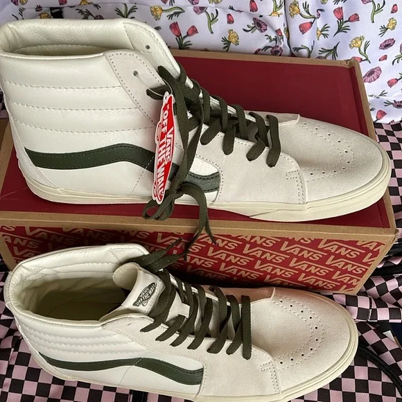 Vans Women’s Sk8-Hi
Vintage Pop Marshmallow/True White 
VN0A4BVTR2S
Sneakers - Picture 4 of 16